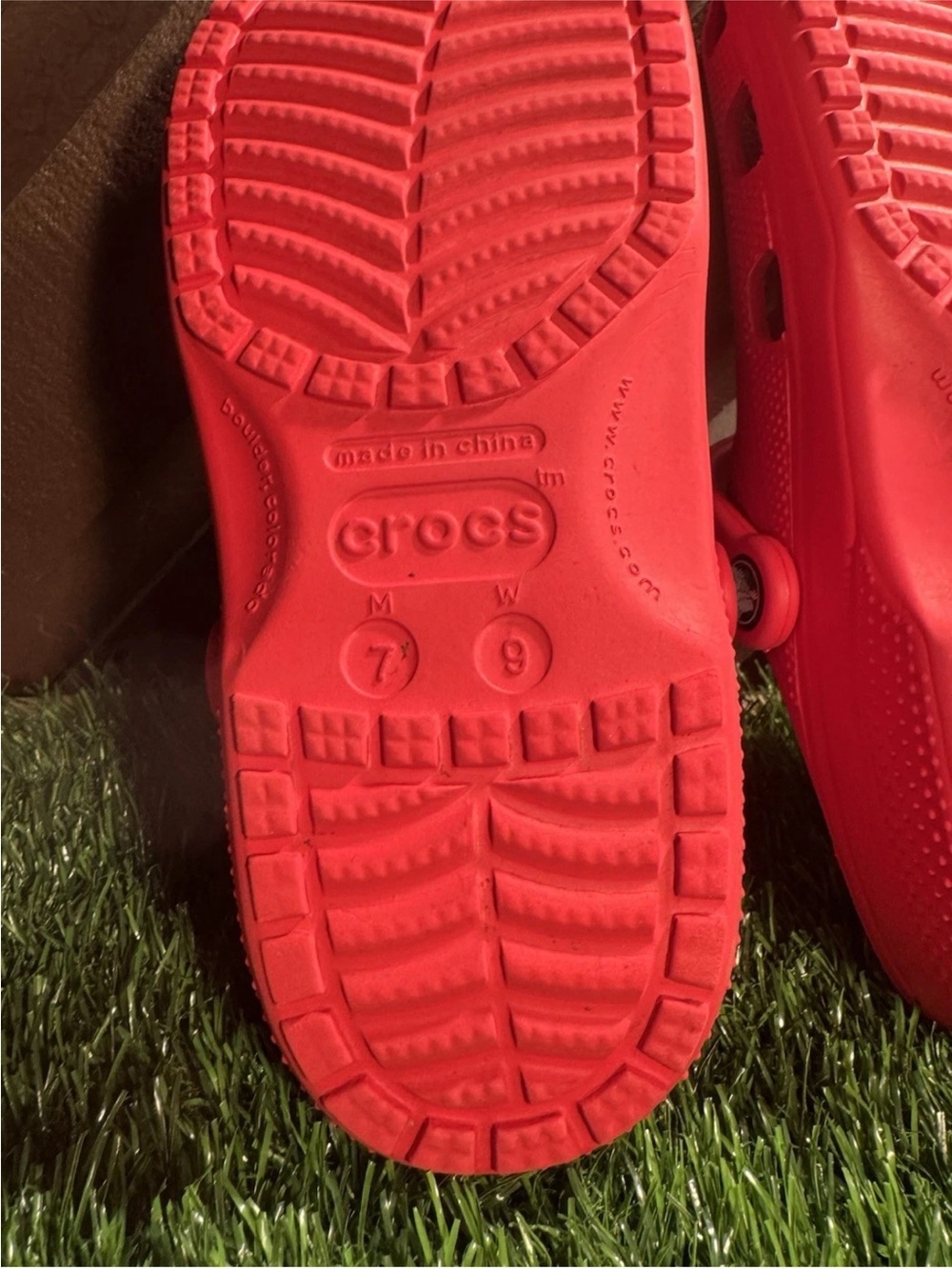 CROCS Women’s/Men’s Classic Clog in Bright Red - Picture 9 of 12